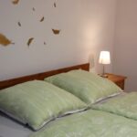 Erdgeschoss: Schlafzimmer mit Doppelbett